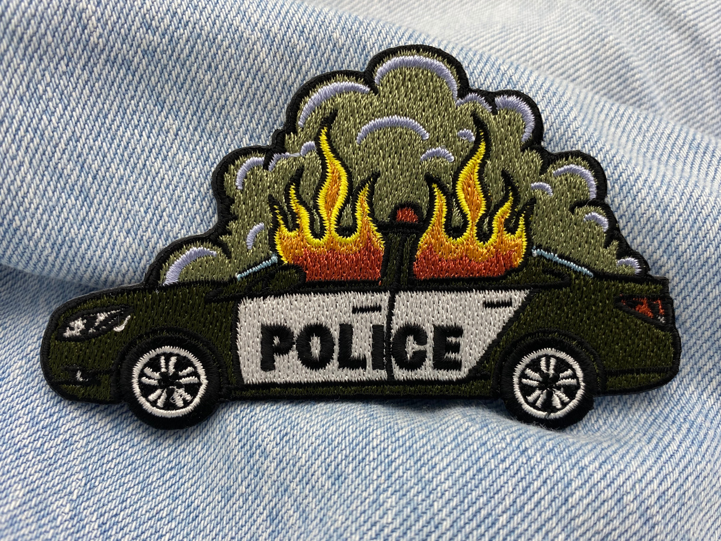 Polizeiauto Patch auf blauer Jeans