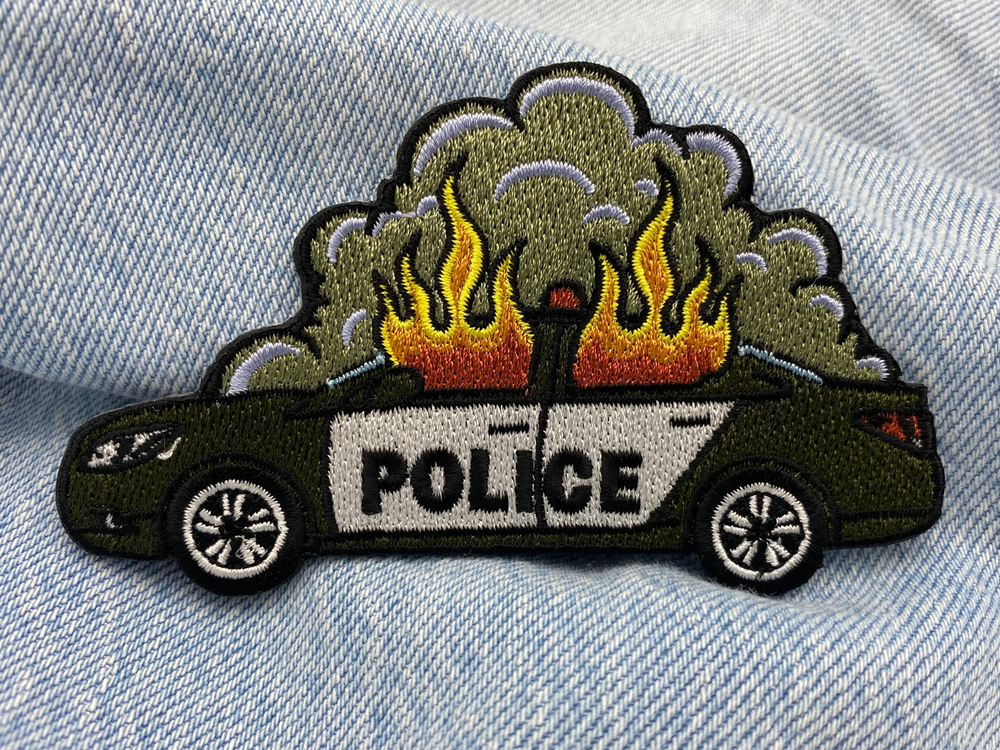 Polizeiauto Patch auf blauer Jeans