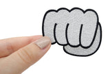 Cartoon Faust Patch gehalten von einer Frauenhand