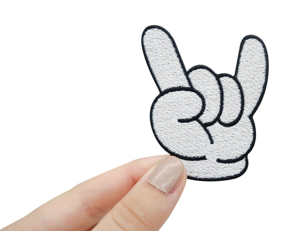 Frauenhand hält Cartoon Rocker Hand Patch 