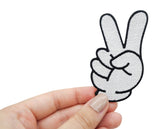 Frauenhand hält Cartoon Peace Zeichen Patch 