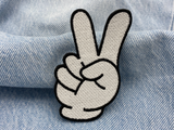 Cartoon Peace Zeichen Patch auf blauer Jeans