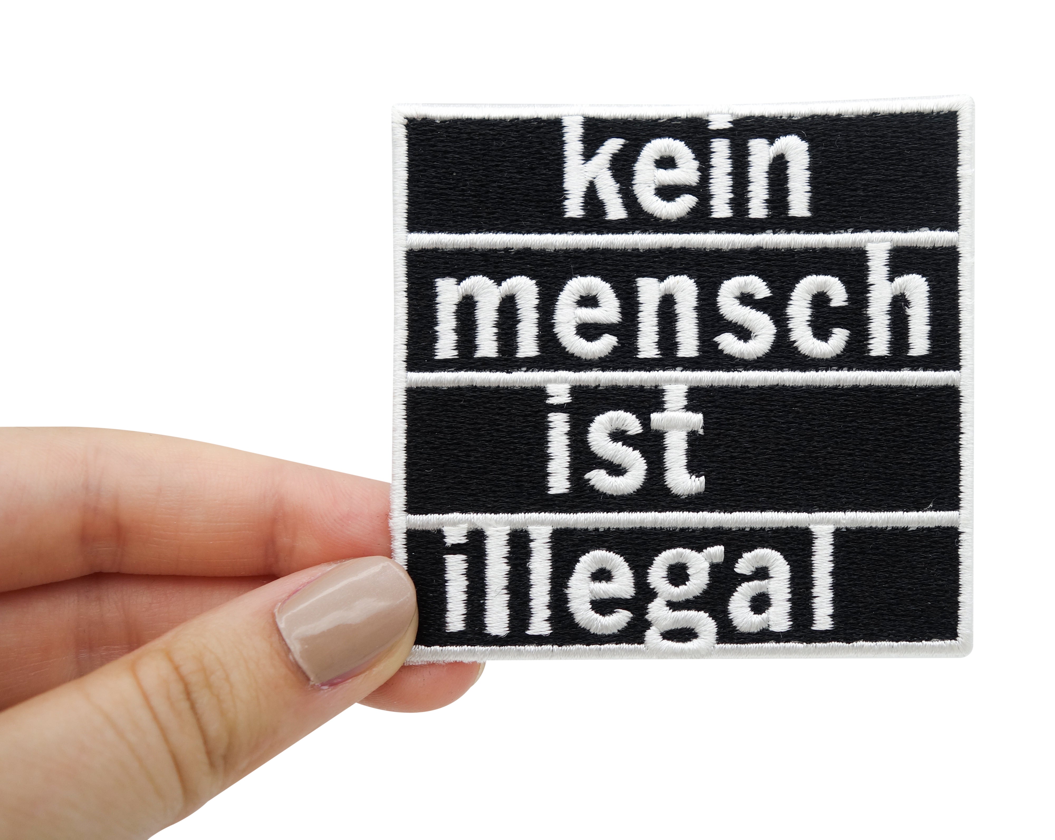 Statement Patch gehalten von einer Frauenhand