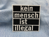 Statement Patch auf hell blauer Jeans