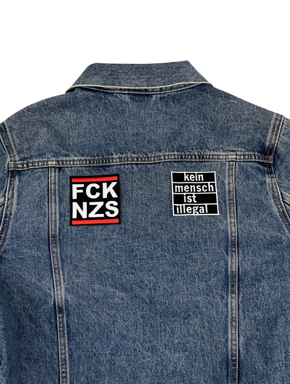 Zwei Statement Patches auf Rückseite einer Jeansjacke aufgebügelt