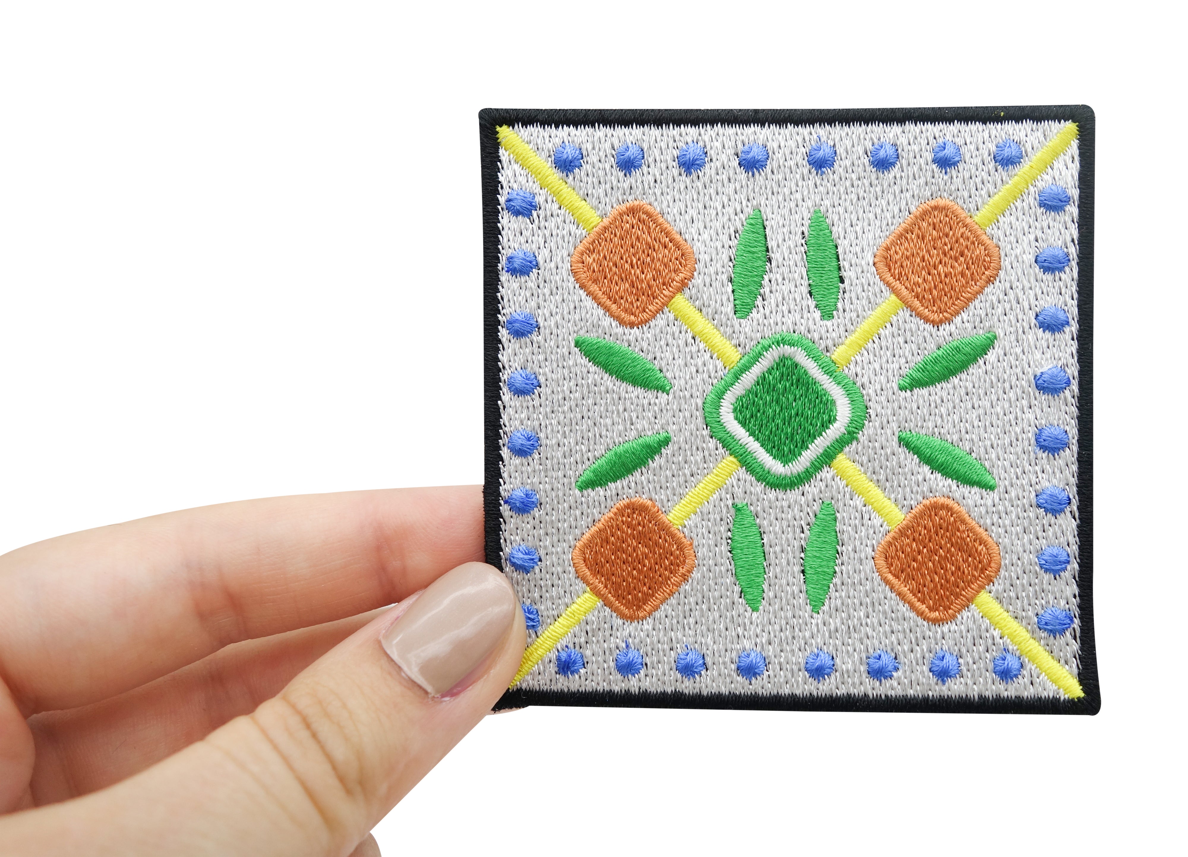 Keramik Muster Patch gehalten von einer Frauenhand