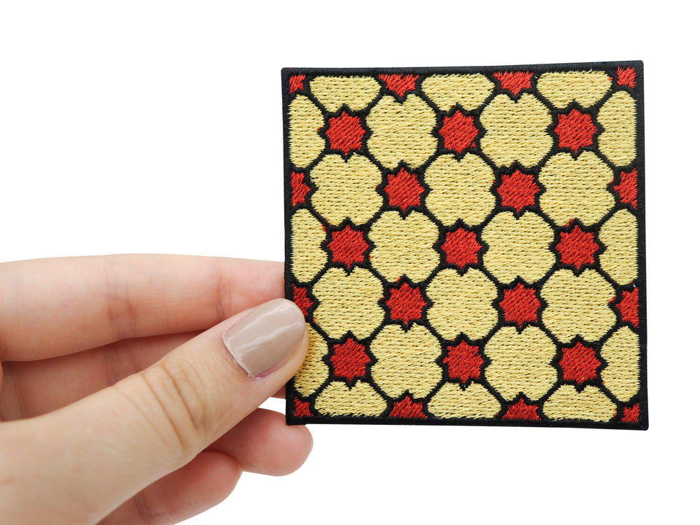Keramik Muster Patch gehalten von einer Frauenhand