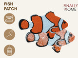 Vorder- und Rückseite des Patches, mit Bügelfolie. „Finally Home“ Logo und Nutzungsoptionen: Aufbügeln, Aufnähen, Aufkleben mit Textilkleber