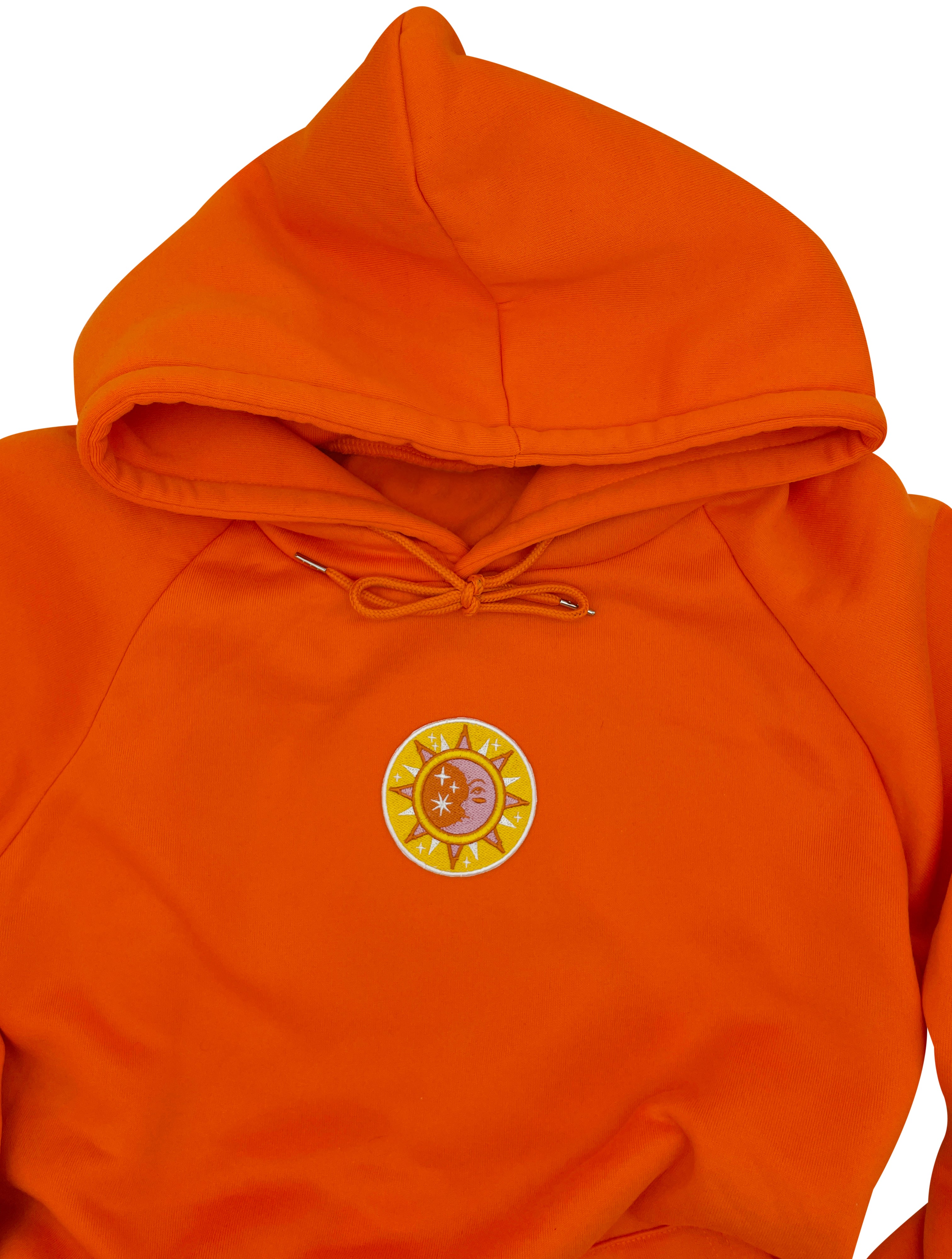 Sonne & Mond Patch auf orangenem Pullover aufgebügelt