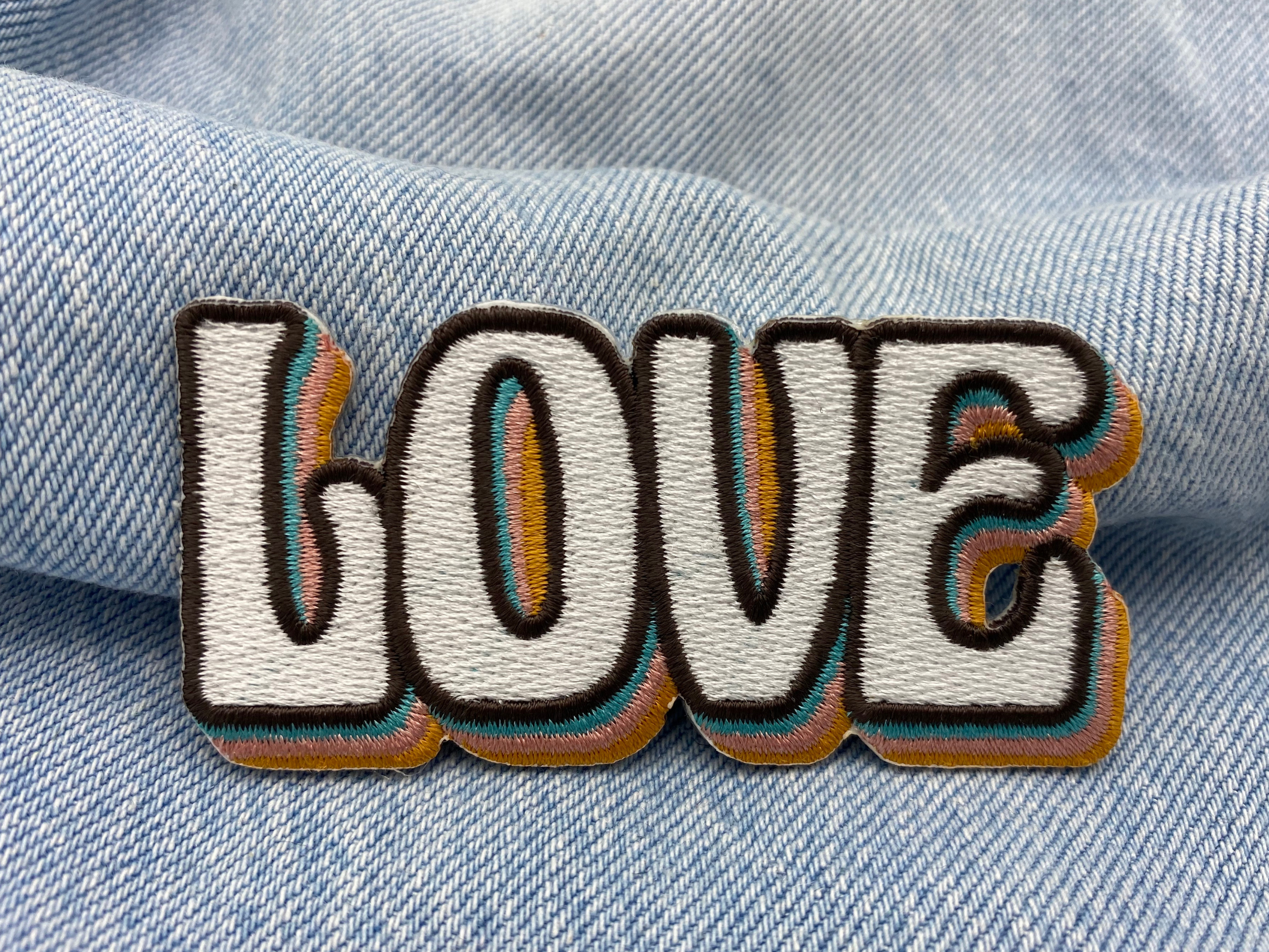 Love Patch auf blauer Jeans