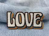 Love Patch auf blauer Jeans