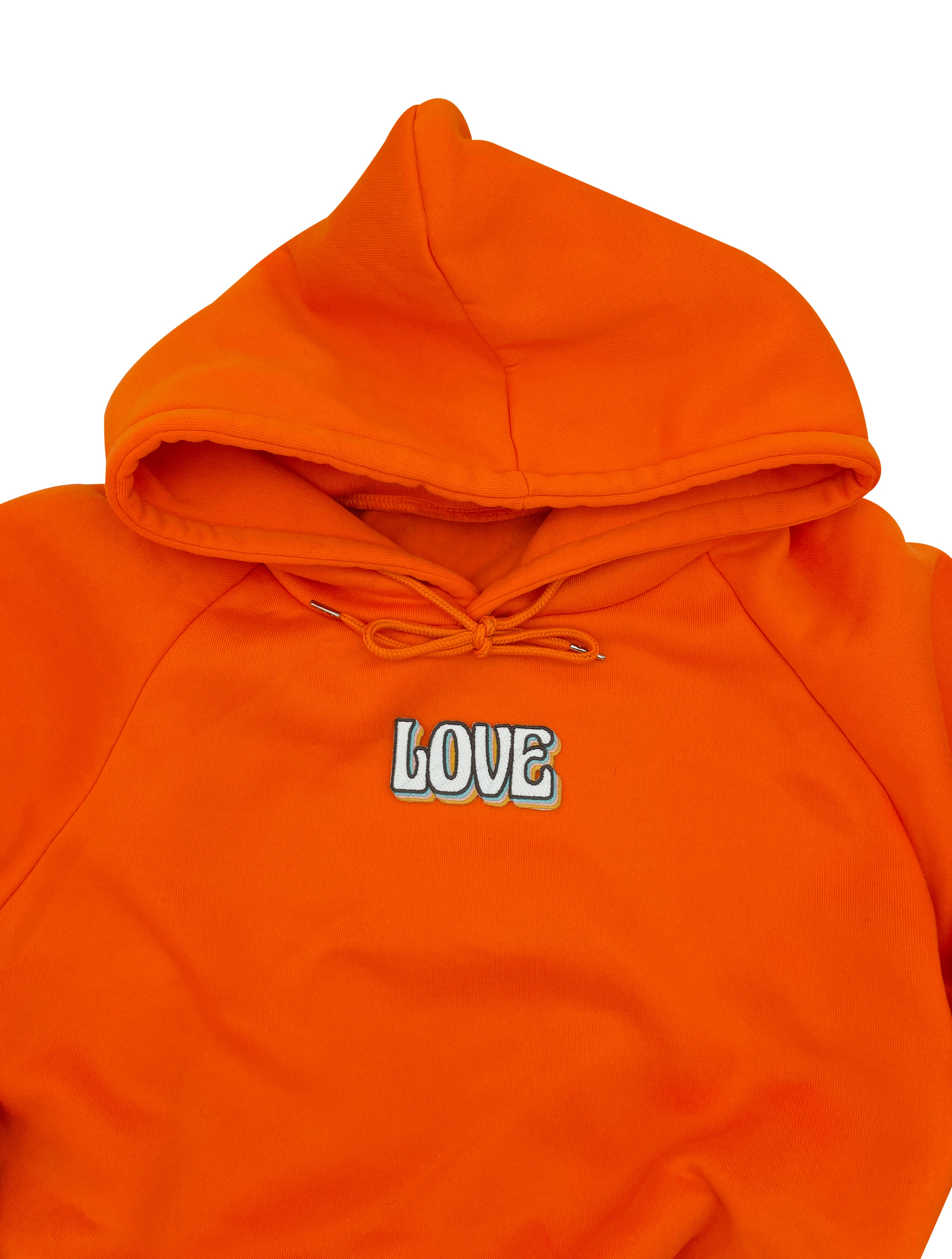 Love Patch auf orangenem Pullover 