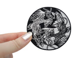 Frauenhand hält den Yin und Yang Patch 