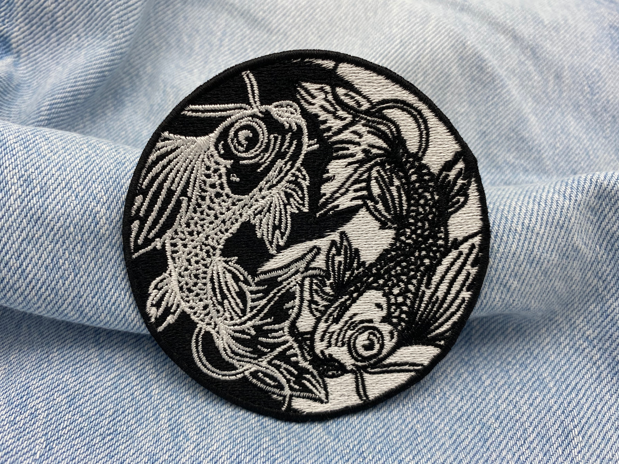 Yin und Yang Patch auf blauer Jeans