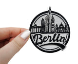 Frauenhand hält den Berlin Patch 