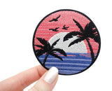 Frauenhand hält den Sonnenuntergang Patch