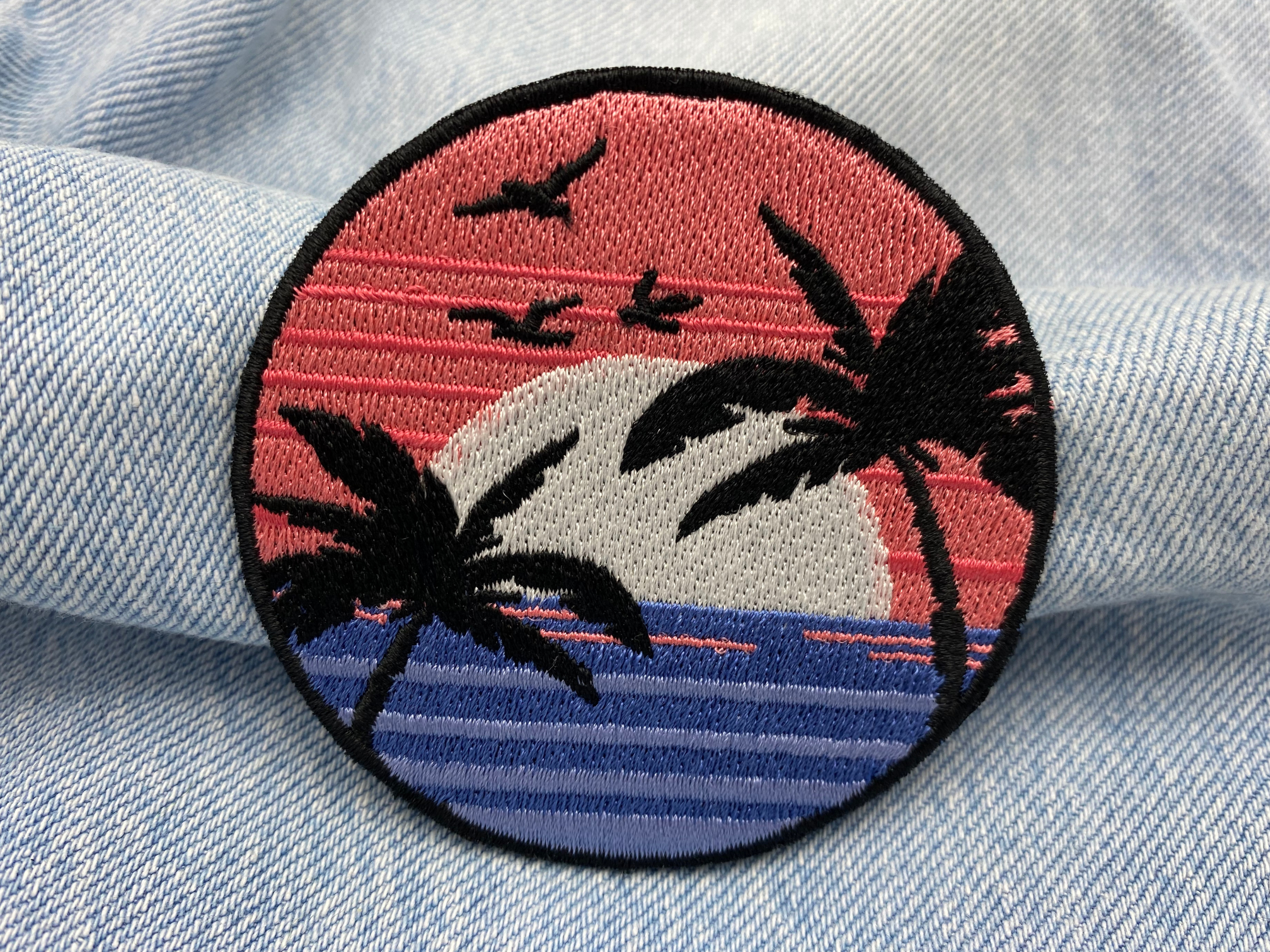 Sonnenuntergang Patch auf heller blauer Jeans