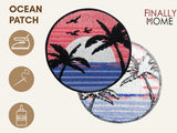 Vorder- und Rückseite des Patches, mit Bügelfolie. „Finally Home“ Logo und Nutzungsoptionen: Aufbügeln, Aufnähen, Aufkleben mit Textilkleber