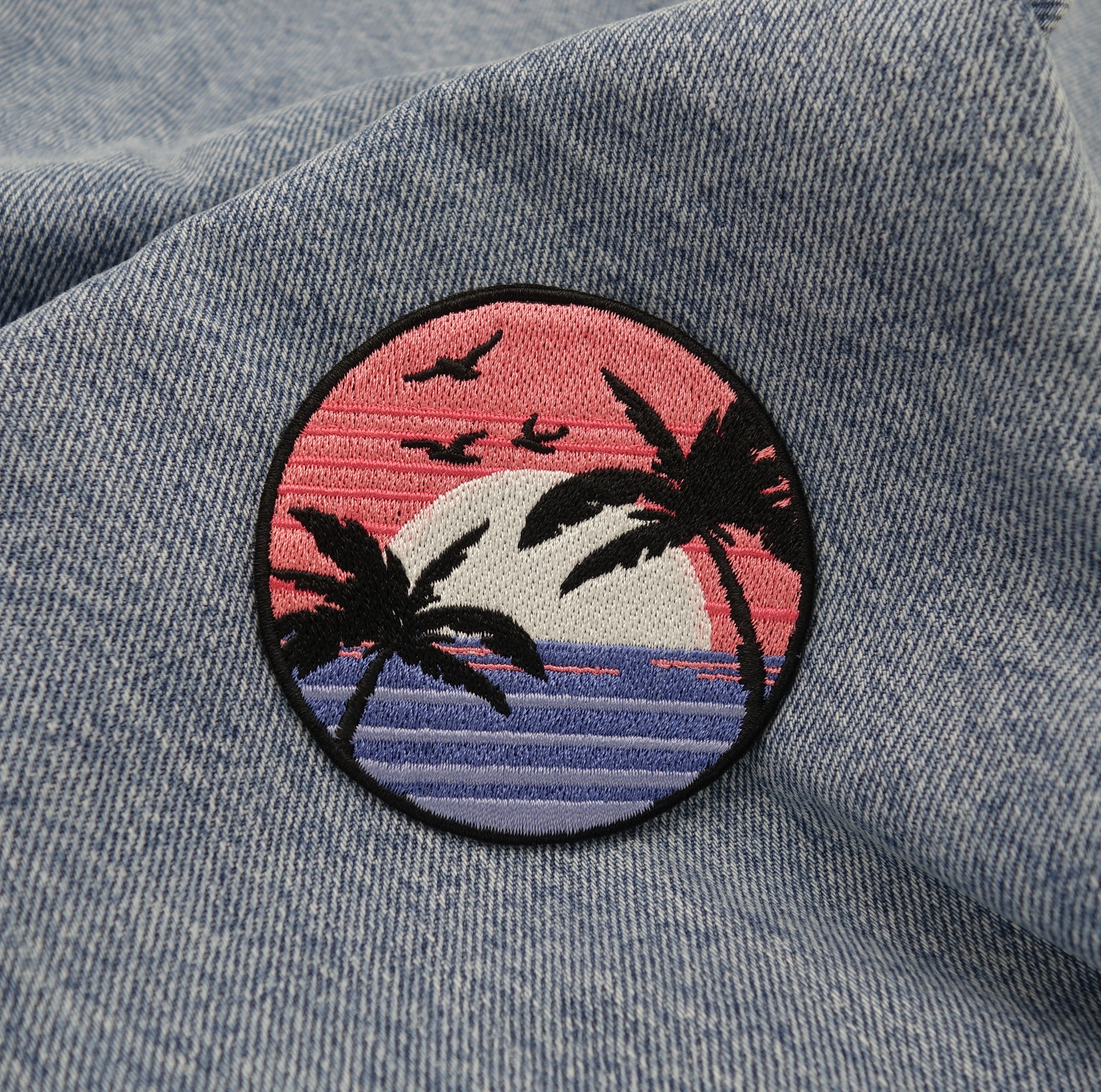 Sonnenuntergang Patch auf blauer Jeans aufgebügelt