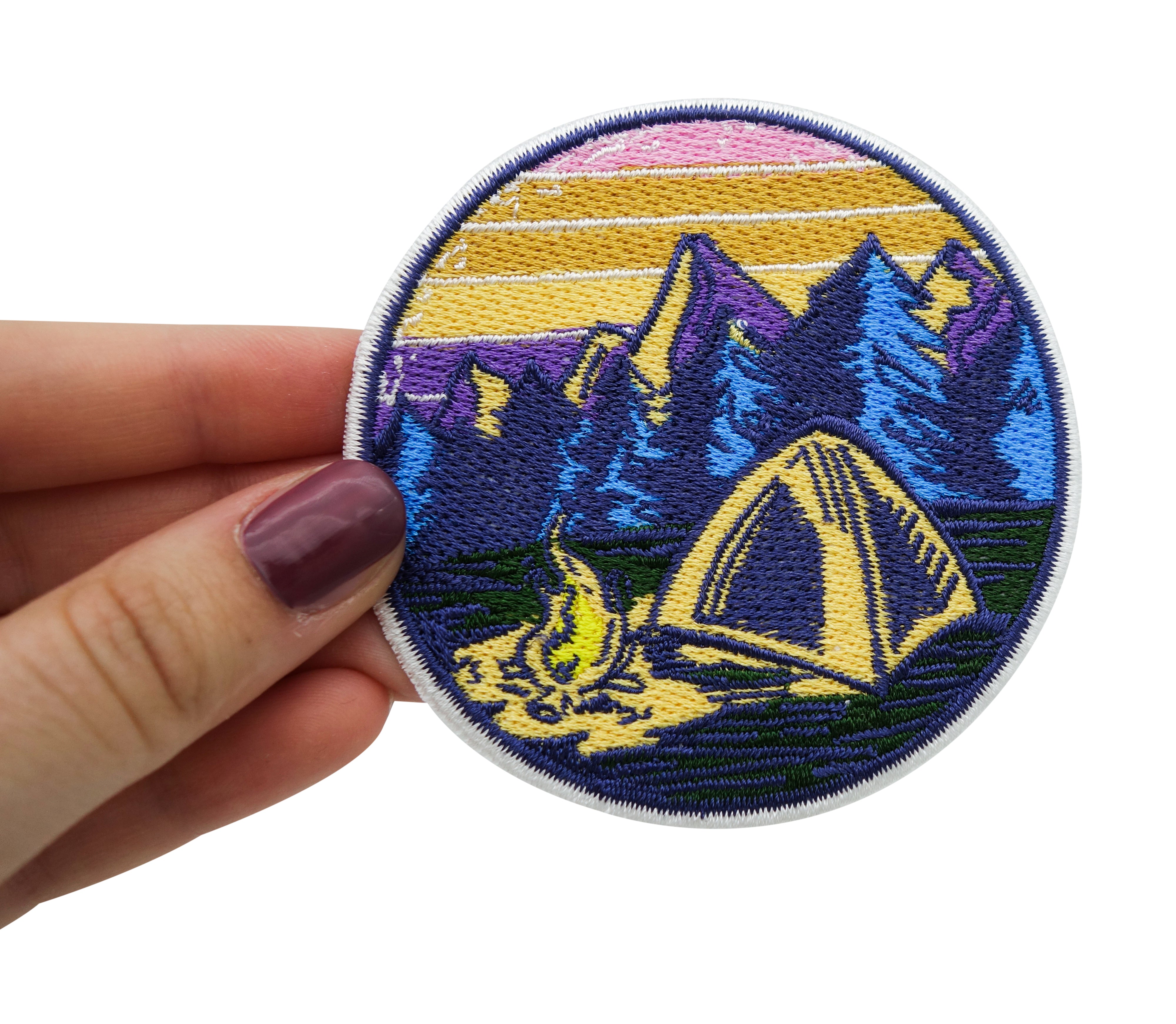 Frauenhand hält den Camping Patch 