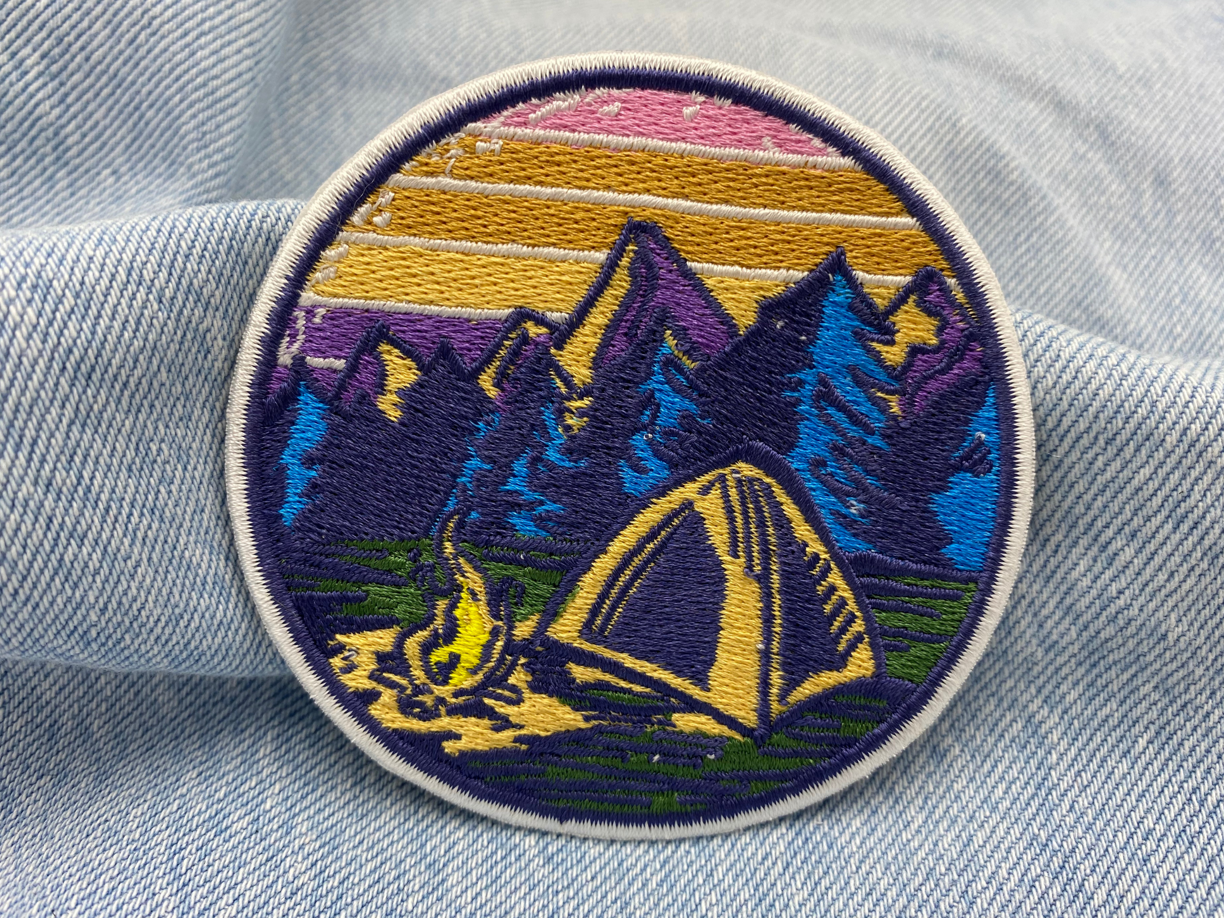 Camping Patch auf blauer Jeans