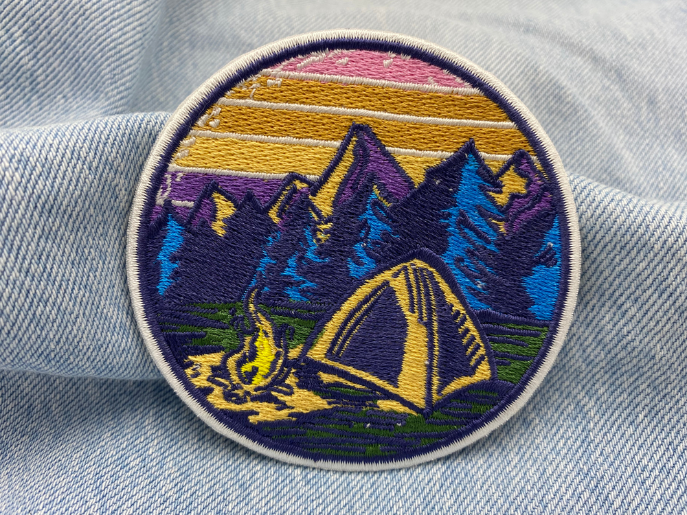 Camping Patch auf blauer Jeans