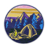 Blau, gelber Camping mit Lagerfeuer im Gebirge Patch