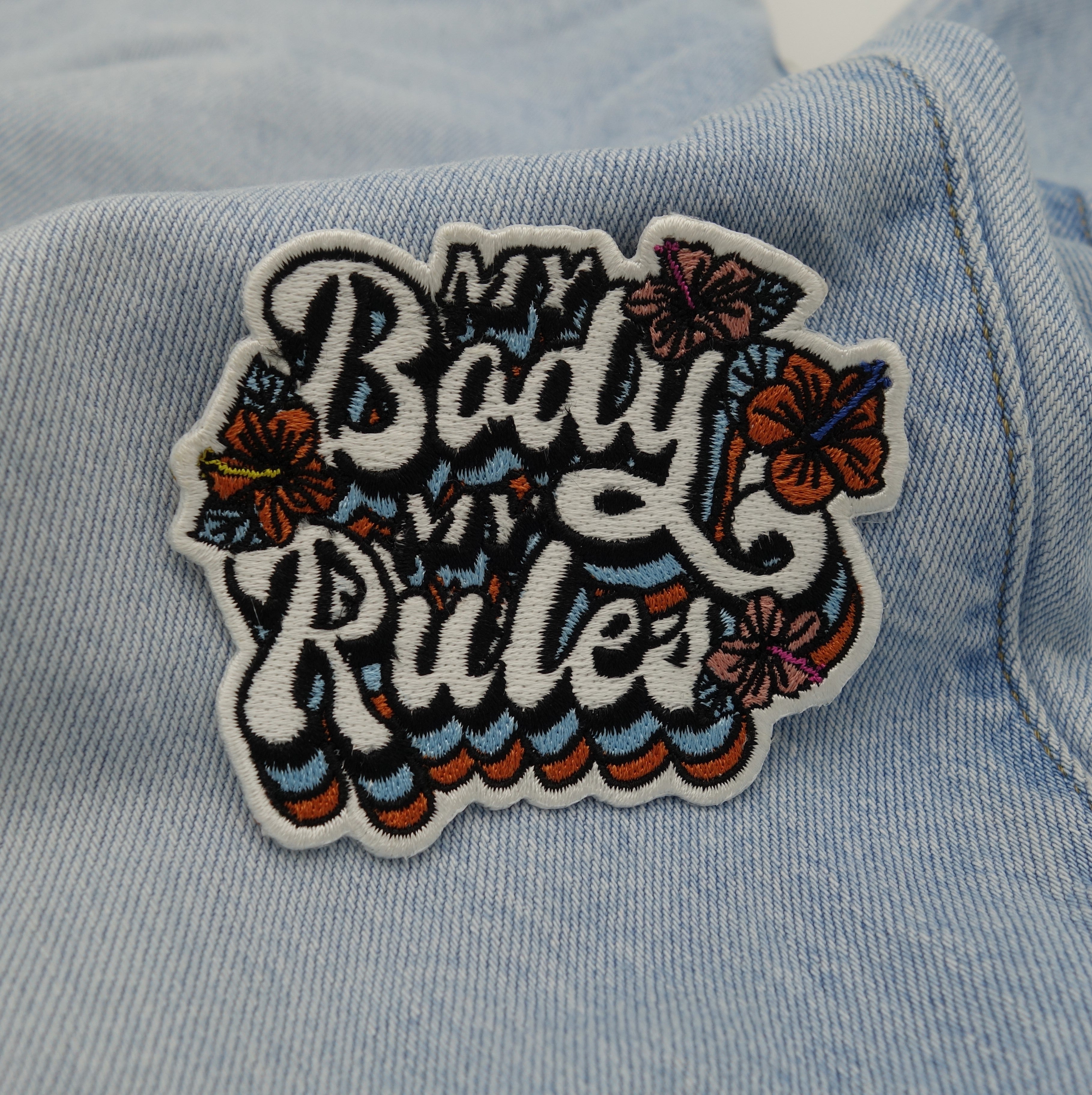 My Body My Rules Patch auf hell blauer Jeans