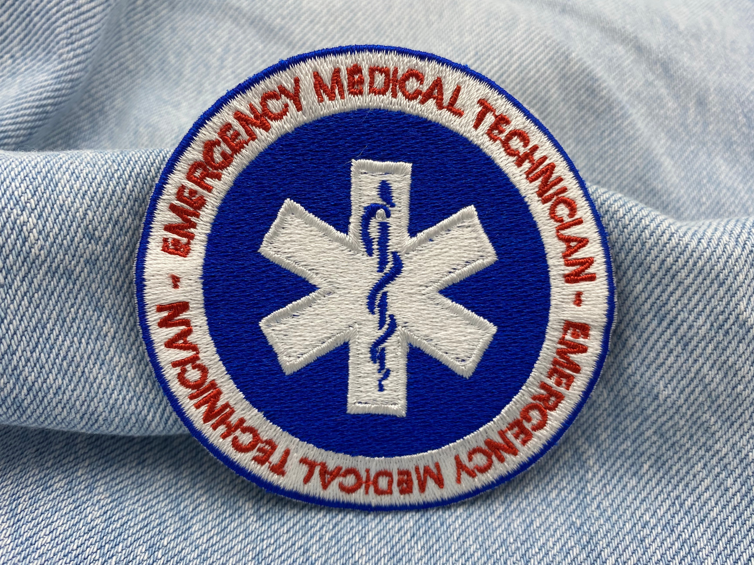 Sanitäter Patch auf blauer Jeans 