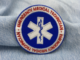 Sanitäter Patch auf blauer Jeans 