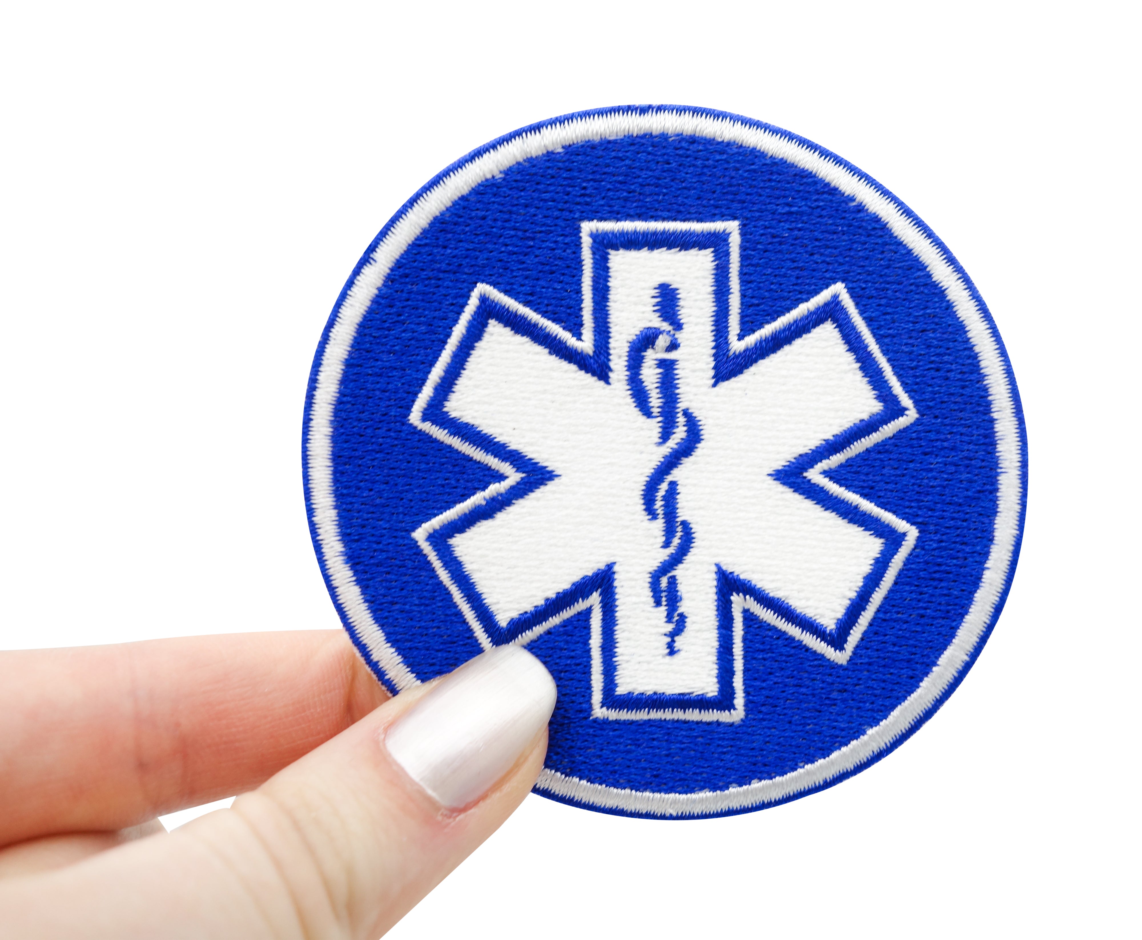 Medic Kreuz Patch gehalten von einer Frauenhand