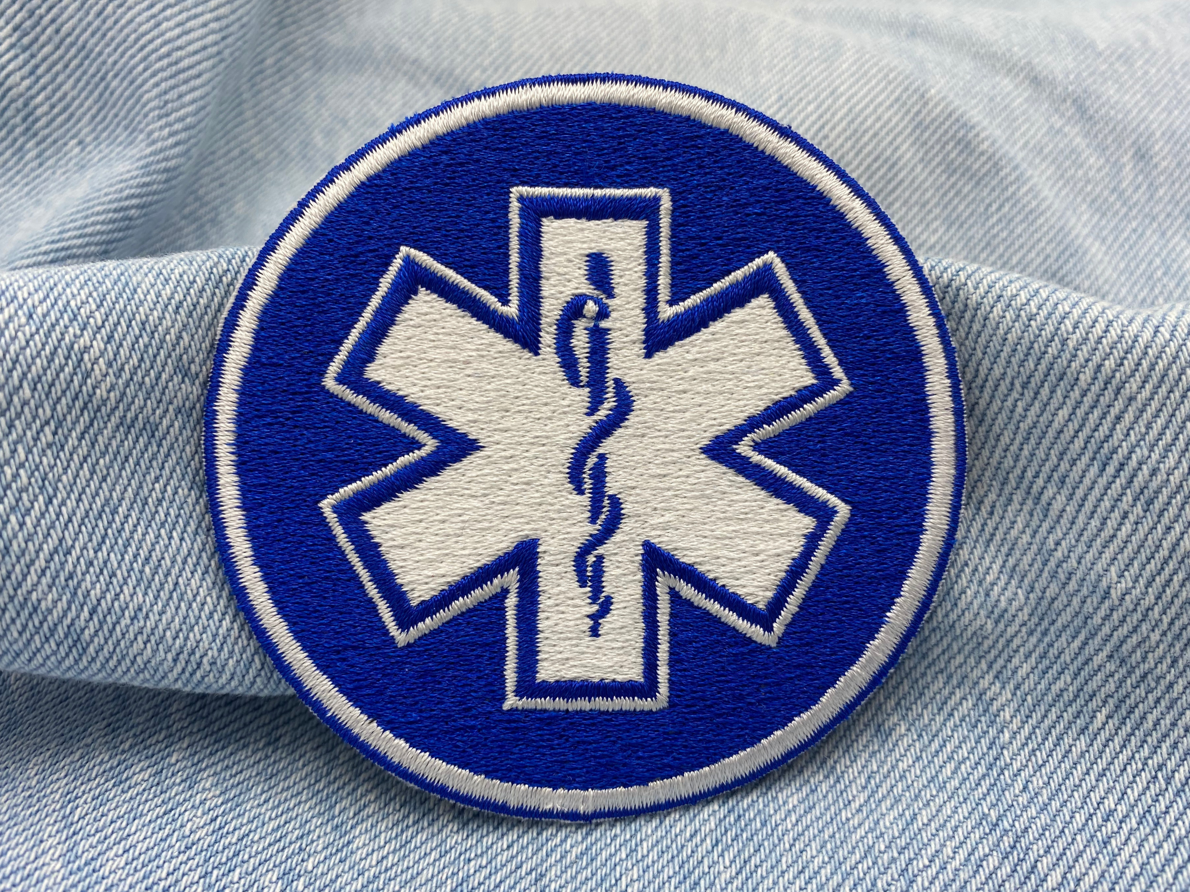Medic Kreuz Patch auf blauer Jeans