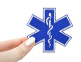 Medic Kreuz Patch gehalten von einer Frauenhand