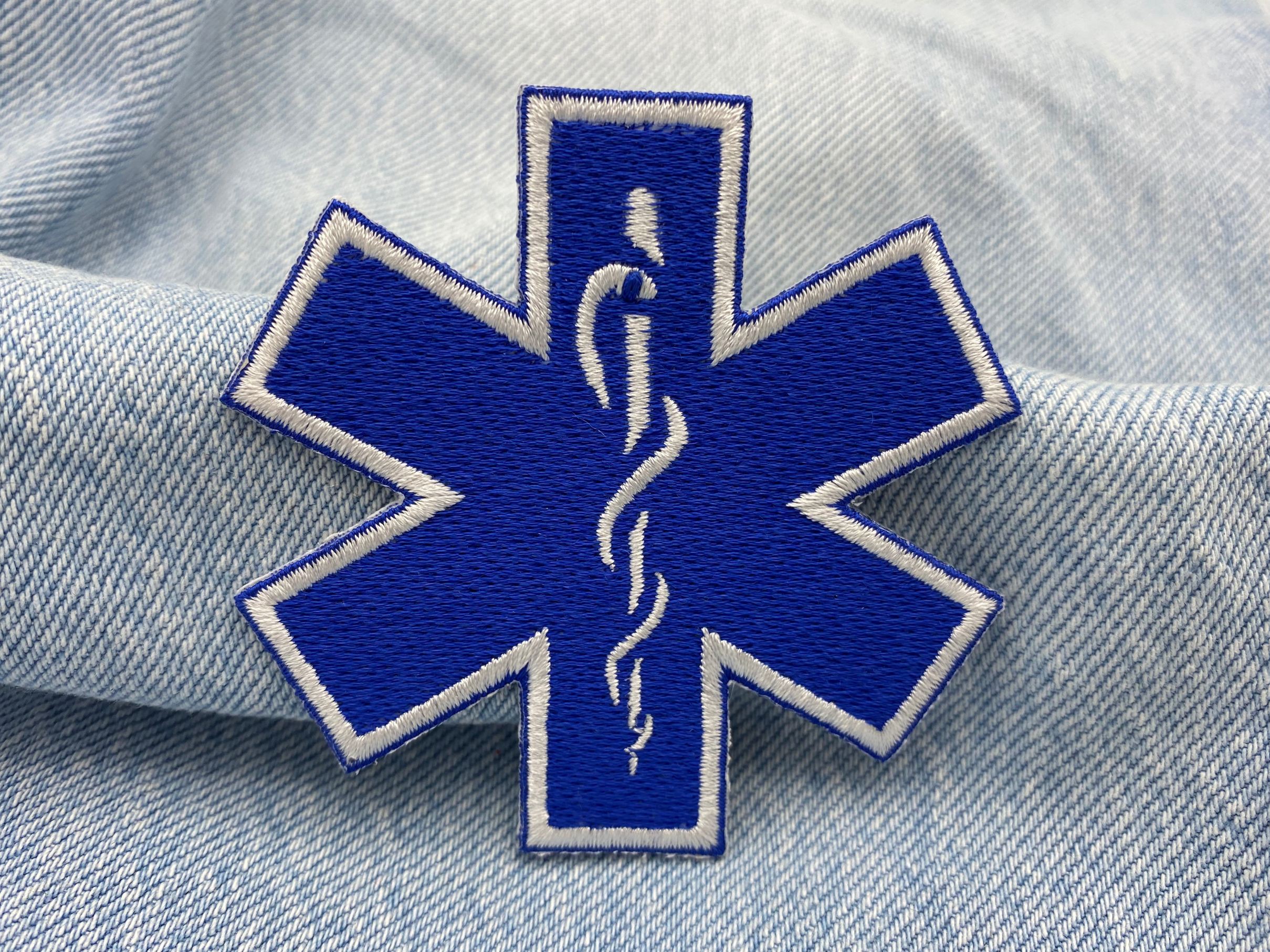 Medic Kreuz Patch auf einer blauen Jeans