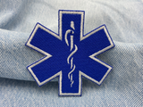 Medic Kreuz Patch auf einer blauen Jeans