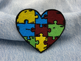 Puzzle Herz Patch auf blauer Jeans