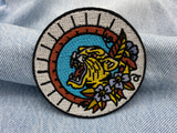 Tiger Patch auf blauer Jeans