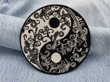 Yin und Yang Blumen Patch auf blauer Jeans