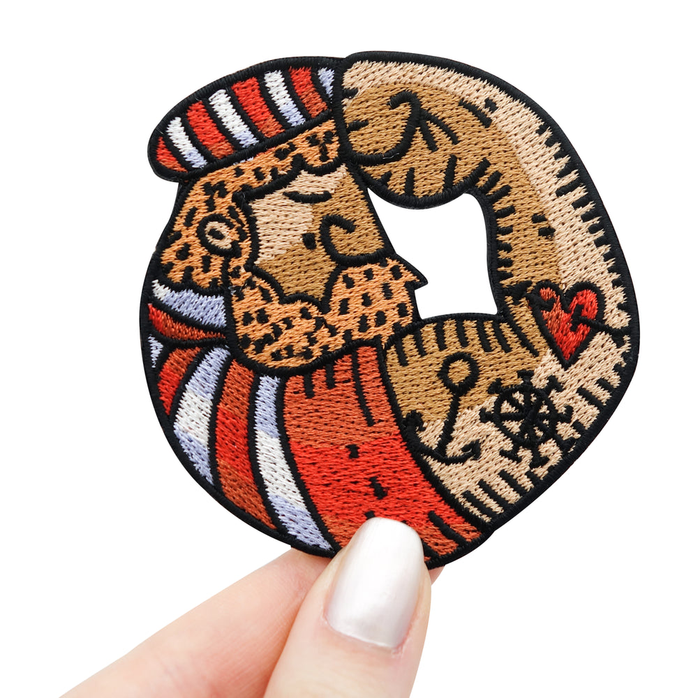 Frauenhand hält den Seemann Patch 