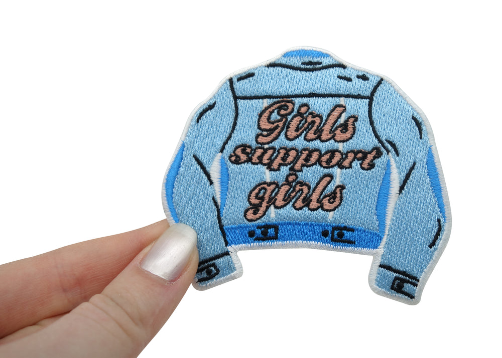 Jeansjacken Patch gehalten von einer Frauenhand