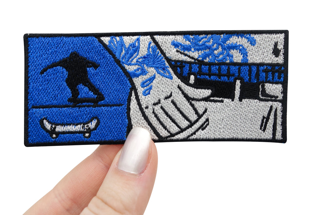 Frauenhand hält den Skater Patch 