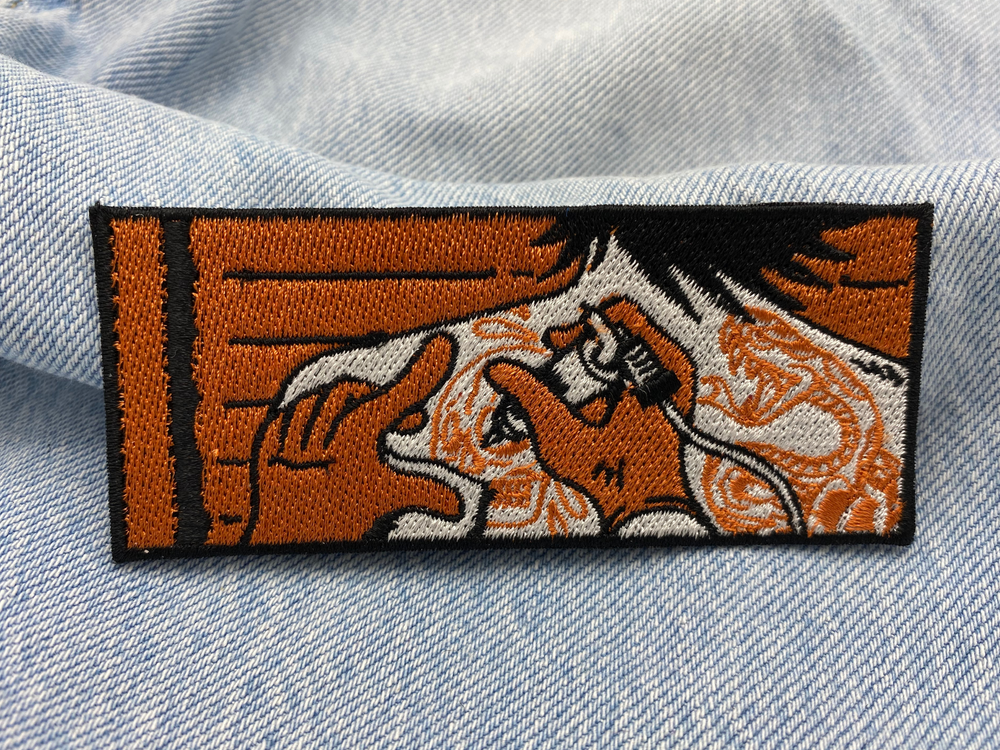 Tätowierer Patch auf blauer Jeans
