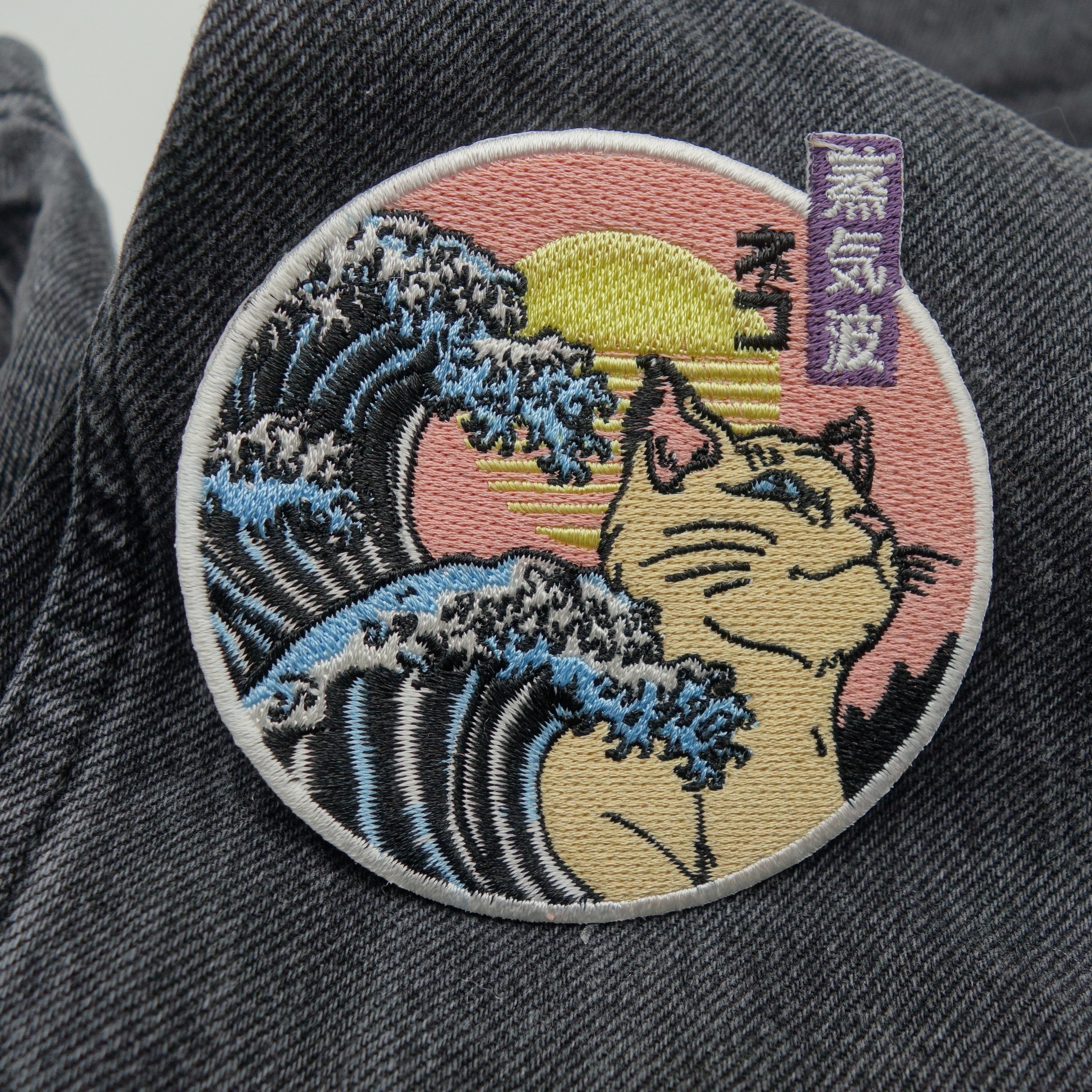 Der Patch auf schwarzer Jeans