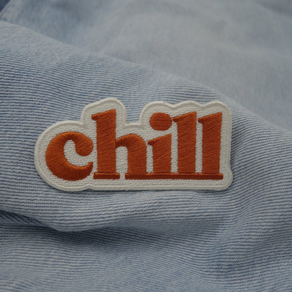 Chill Patch auf hell blauer Jeans