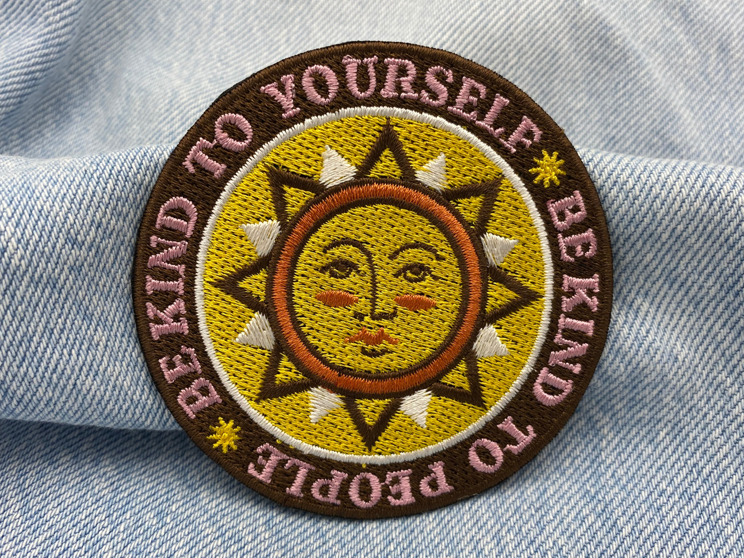 Be Kind Patch auf blauer Jeans