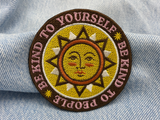 Be Kind Patch auf blauer Jeans