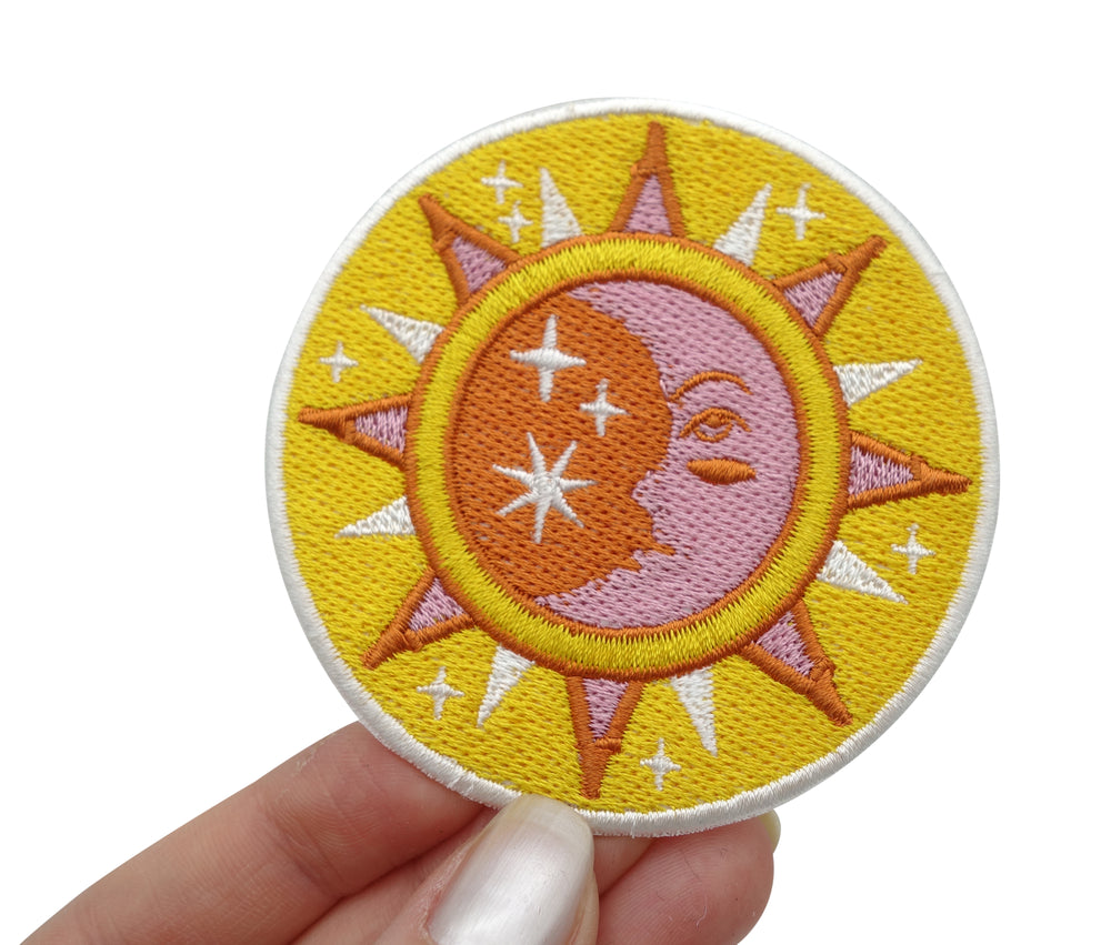 Sonne & Mond Patch gehalten von einer Frauenhand