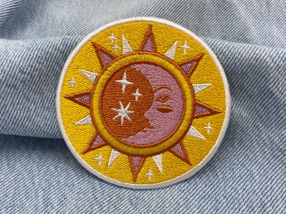 Sonne & Mond Patch auf blauer Jeans