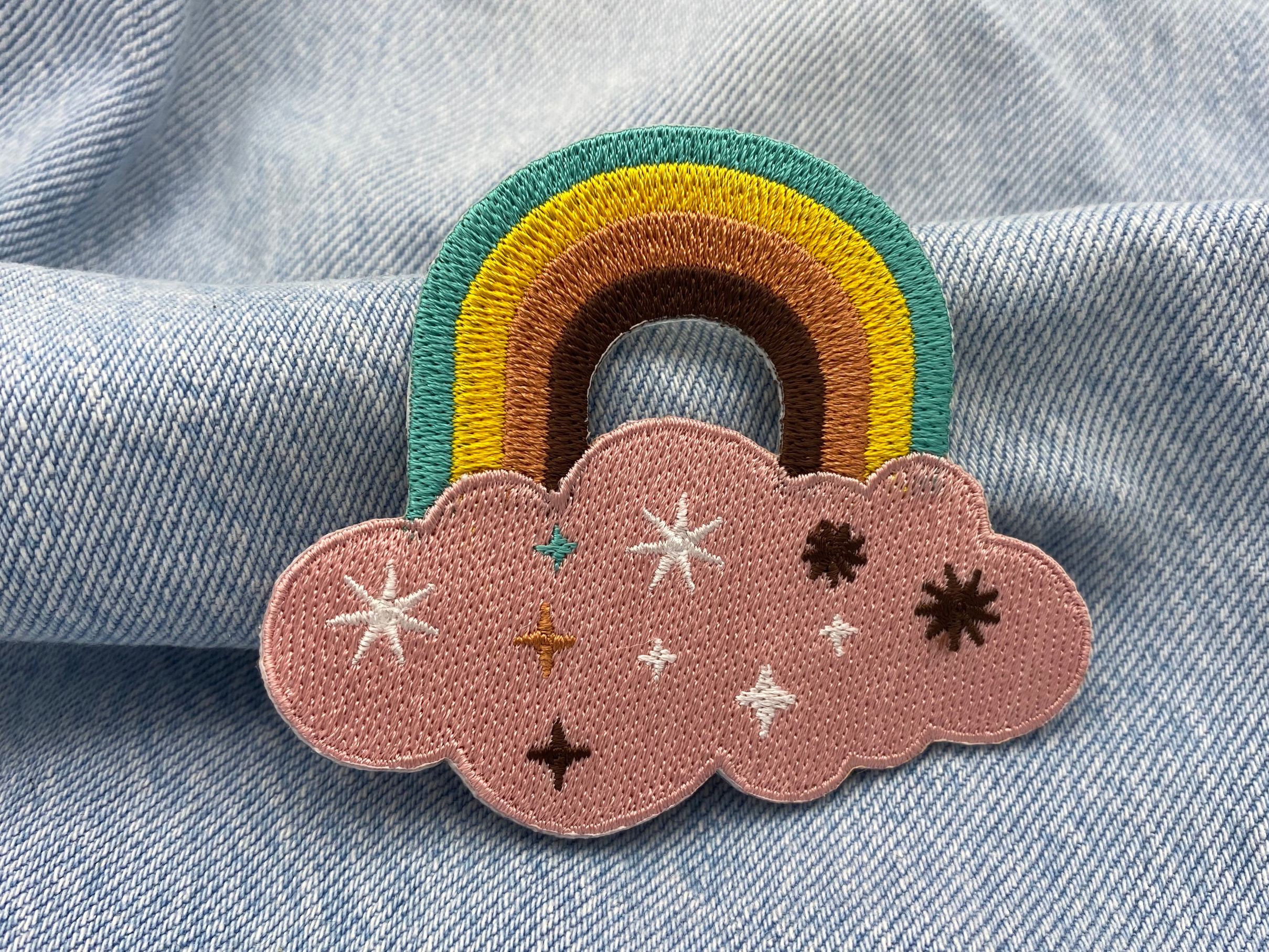 Regenbogen Patch auf blauer Jeans