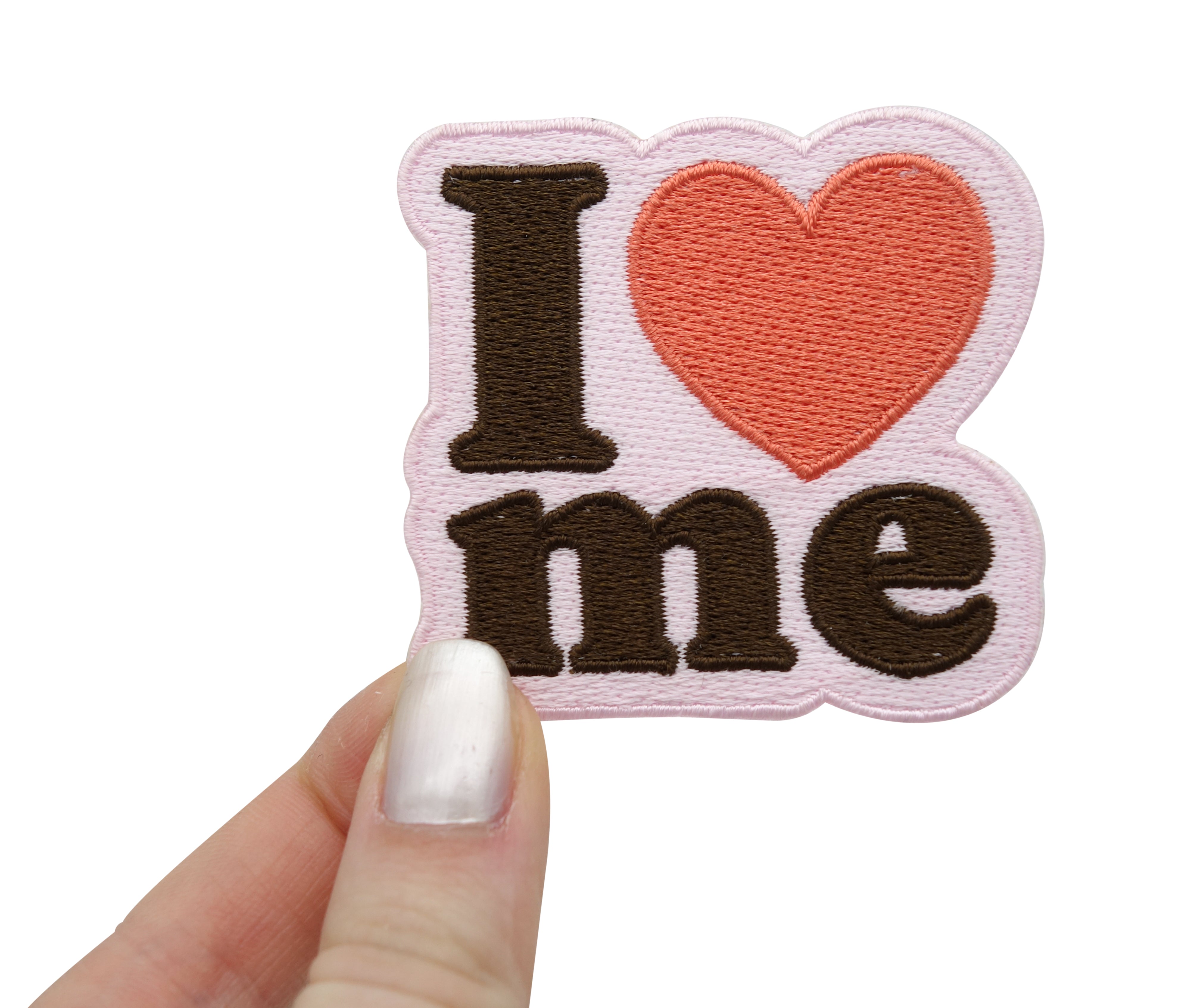 I Love Me Patch gehalten von einer Frauenhand